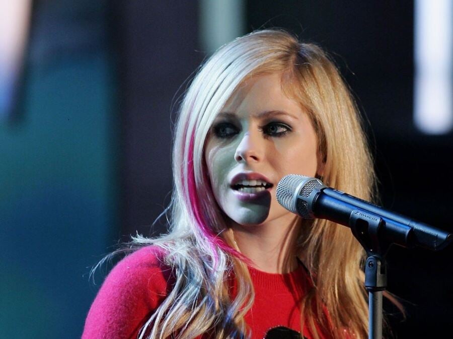 Avril Lavigne Net Worth, Family, Bio, Height, Awards
